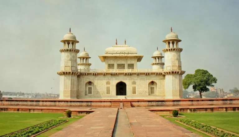 ‘इतमाद-उद-दौला’ (Itmad-ud-Daulah): मुगलों का ‘बेबी ताज’ और पचकारी कला का पहला शाहकार